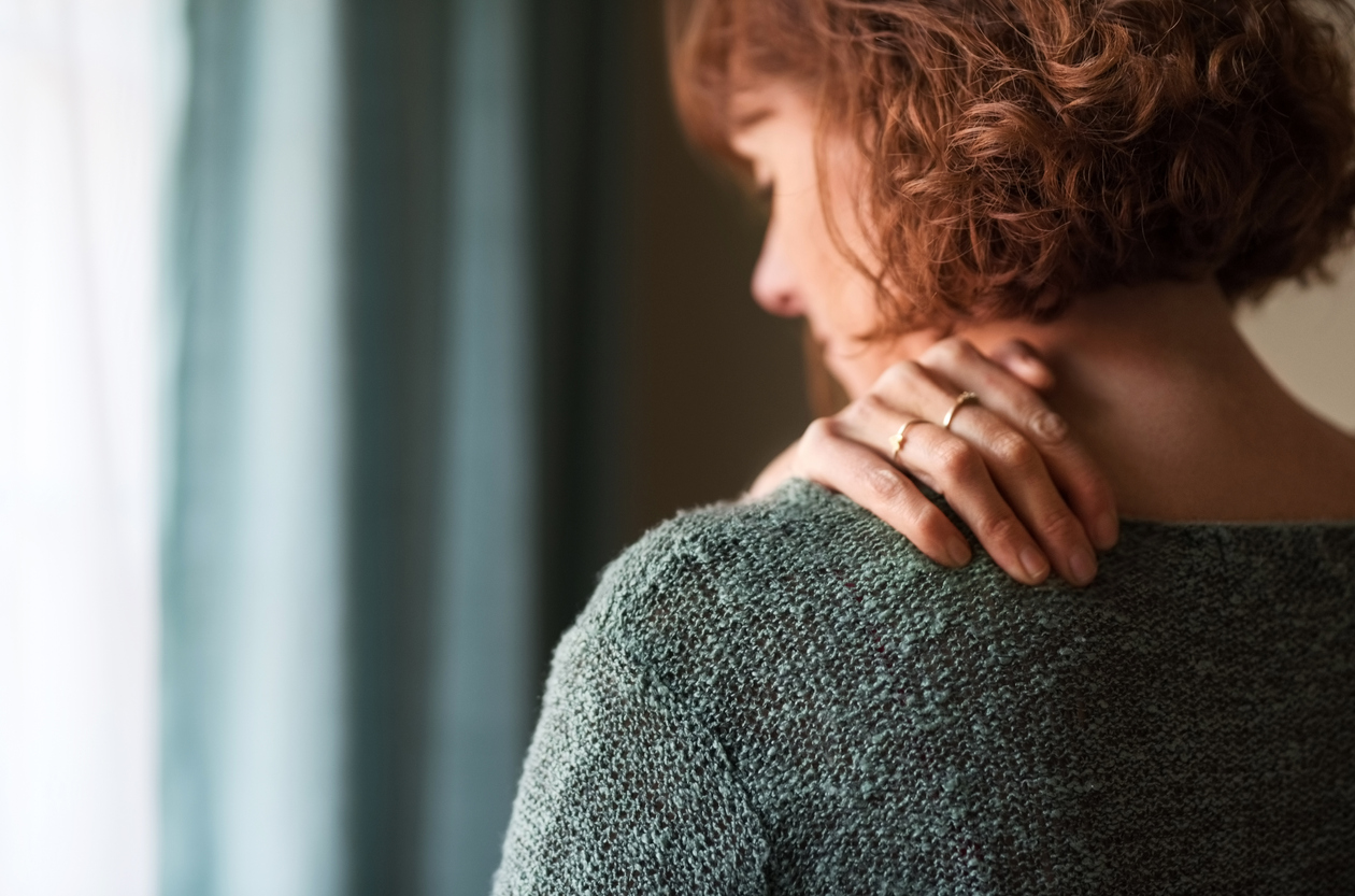 Chica dolor espalda mano anillos