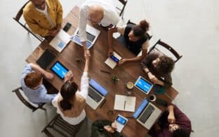 Equipo de trabajo con buen clima laboral