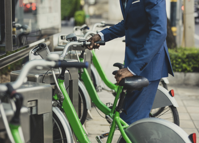 Hombre traje bici verde