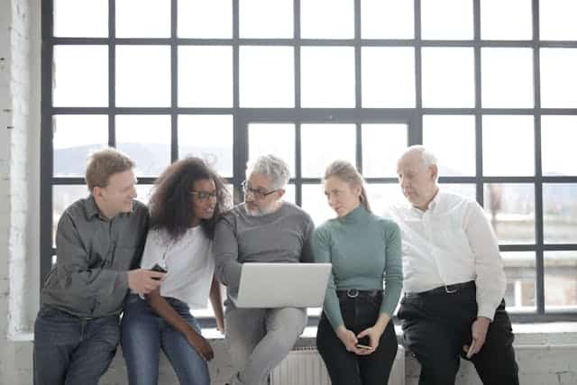 Equipo de trabajo en un buen entorno laboral