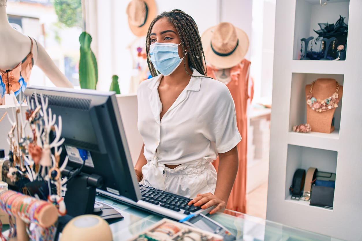 Mujer caja tienda con mascarilla| Cofidis Retail